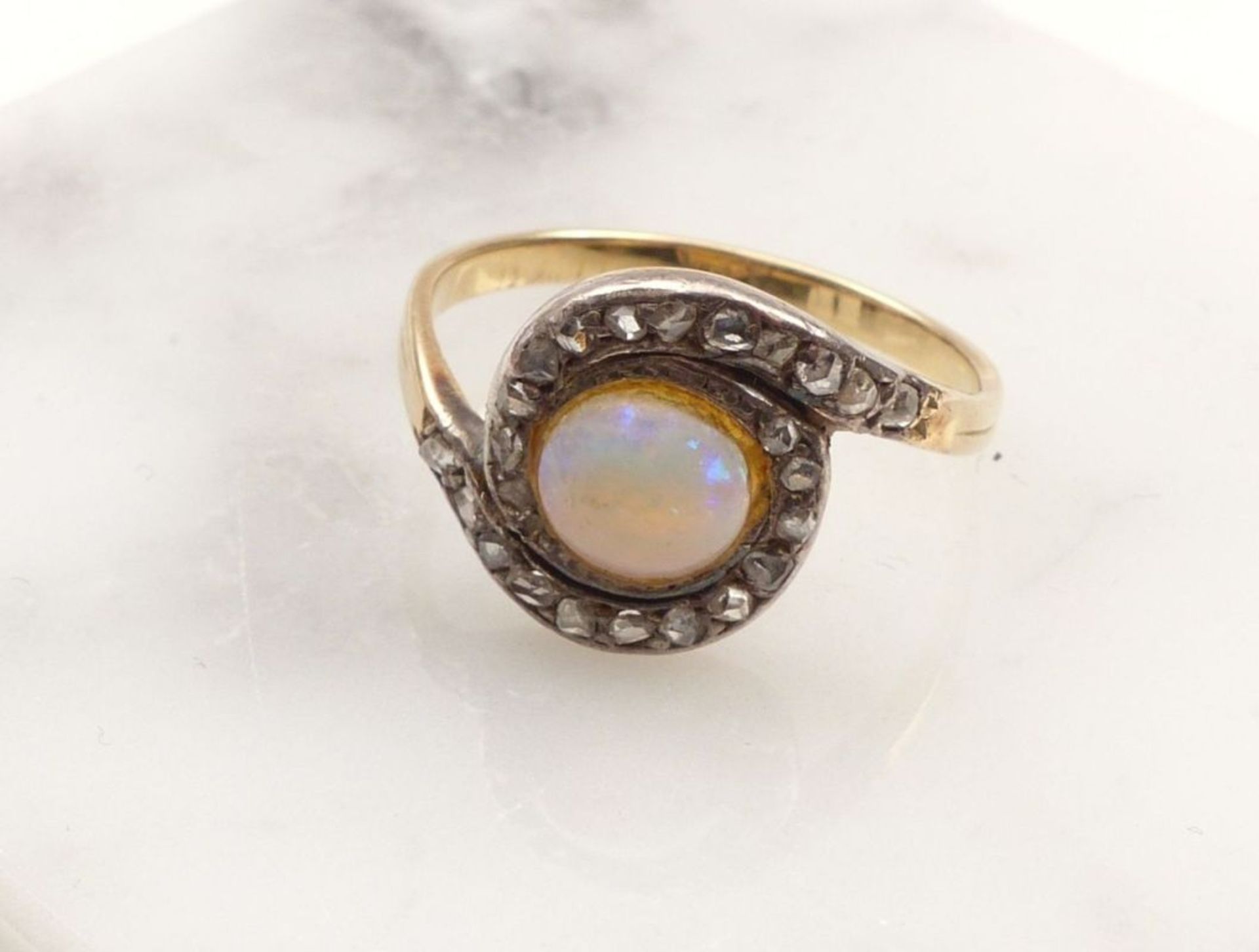 Opal-Diamant-RingUm 1900Schmale Schiene, schauseitig besetzt mit rundem Opalcabochon von ca. 0,80