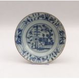 Teller mit Blauweiß-DekorChina, Qing-Dynastie, 18./19. Jh.Runde, tiefe Form mit blühenden Sträuchern