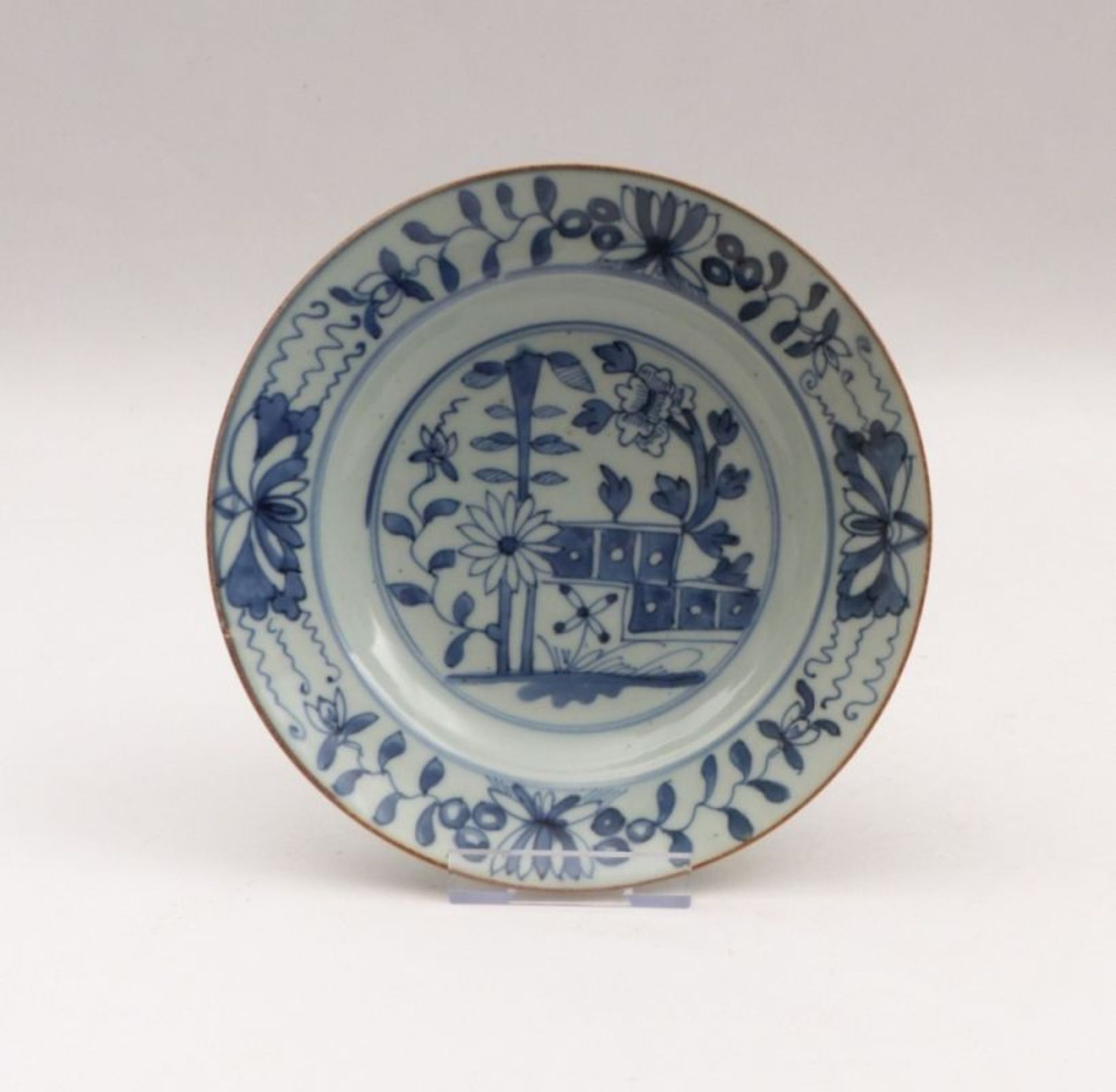 Teller mit Blauweiß-DekorChina, Qing-Dynastie, 18./19. Jh.Runde, tiefe Form mit blühenden Sträuchern