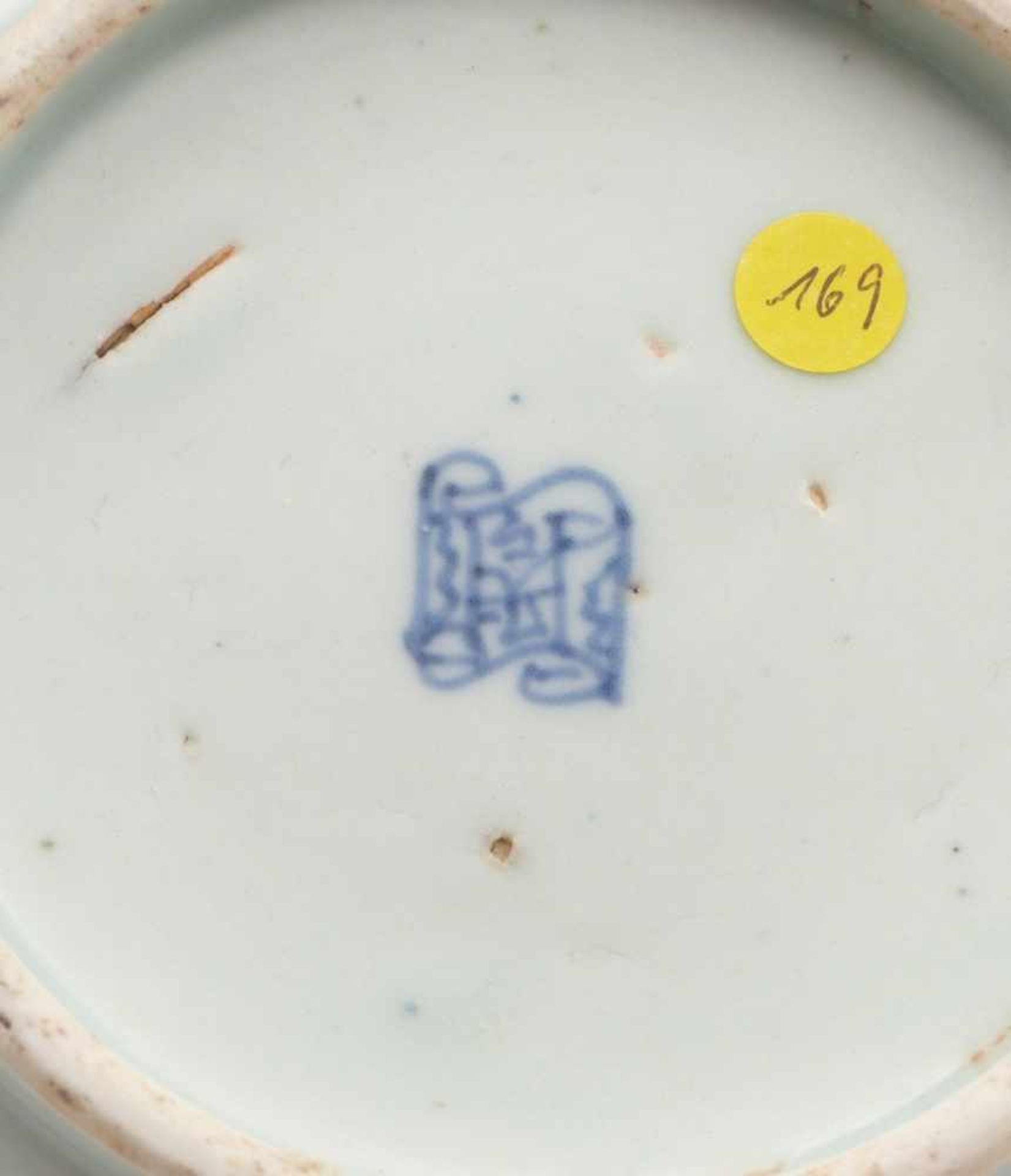 Teller mit Blauweiß-DekorChina, Qing-Dynastie, 18./19. Jh.Runde, tiefe Form mit blühenden Sträuchern - Image 3 of 3