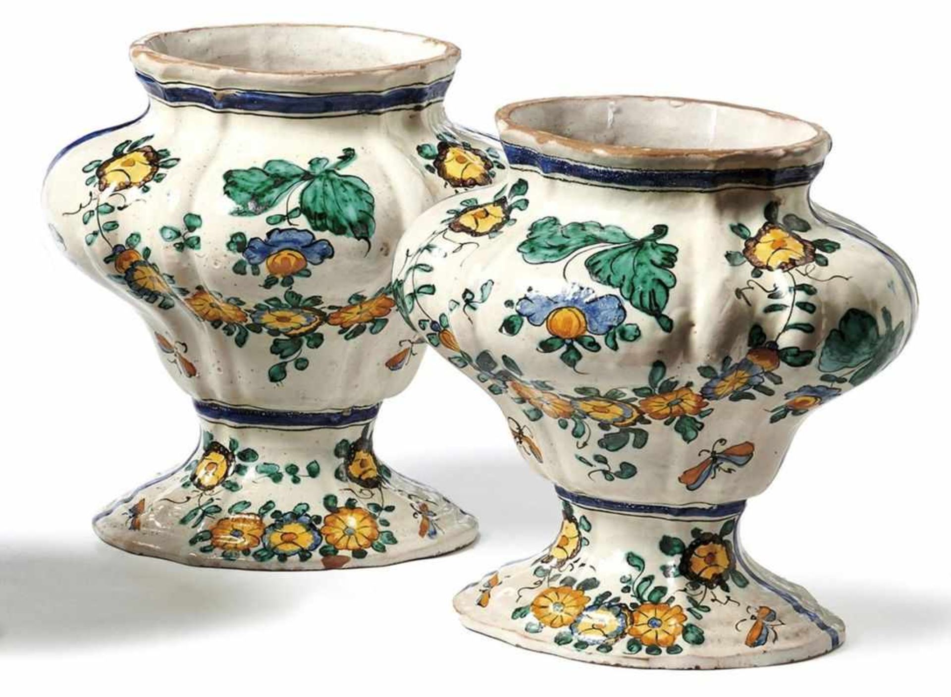 Zwei Vasen aus einer KlosterapothekeLatium, dat. 1742Ovale, gefußte und mit vertikalen Faltenzügen