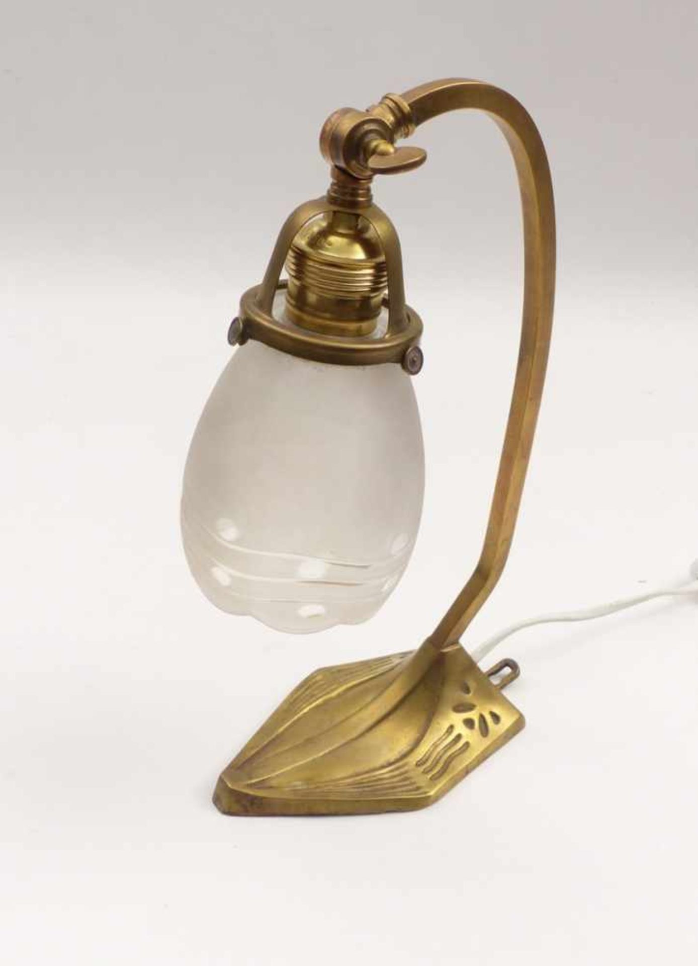 Kleine NachttischlampeUm 1910/20Auf stilisiertem Blattfuß gebogener Leuchterarm, Schirm aus - Bild 2 aus 2