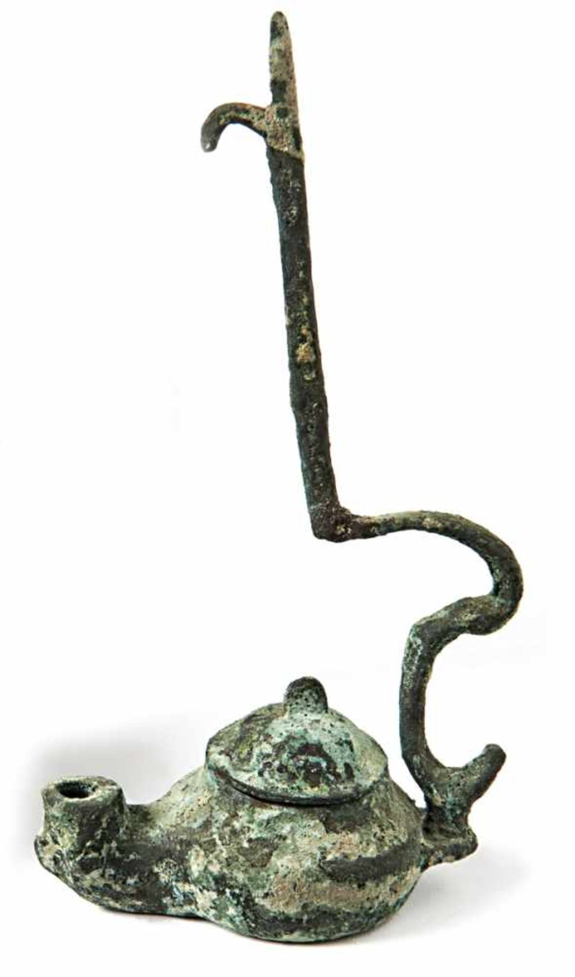 ÖllampeWohl byzantinisch, 1000 n. Chr.Bauchige Form mit hochgewölbtem Deckel; Aufhängebügel. Bronze.
