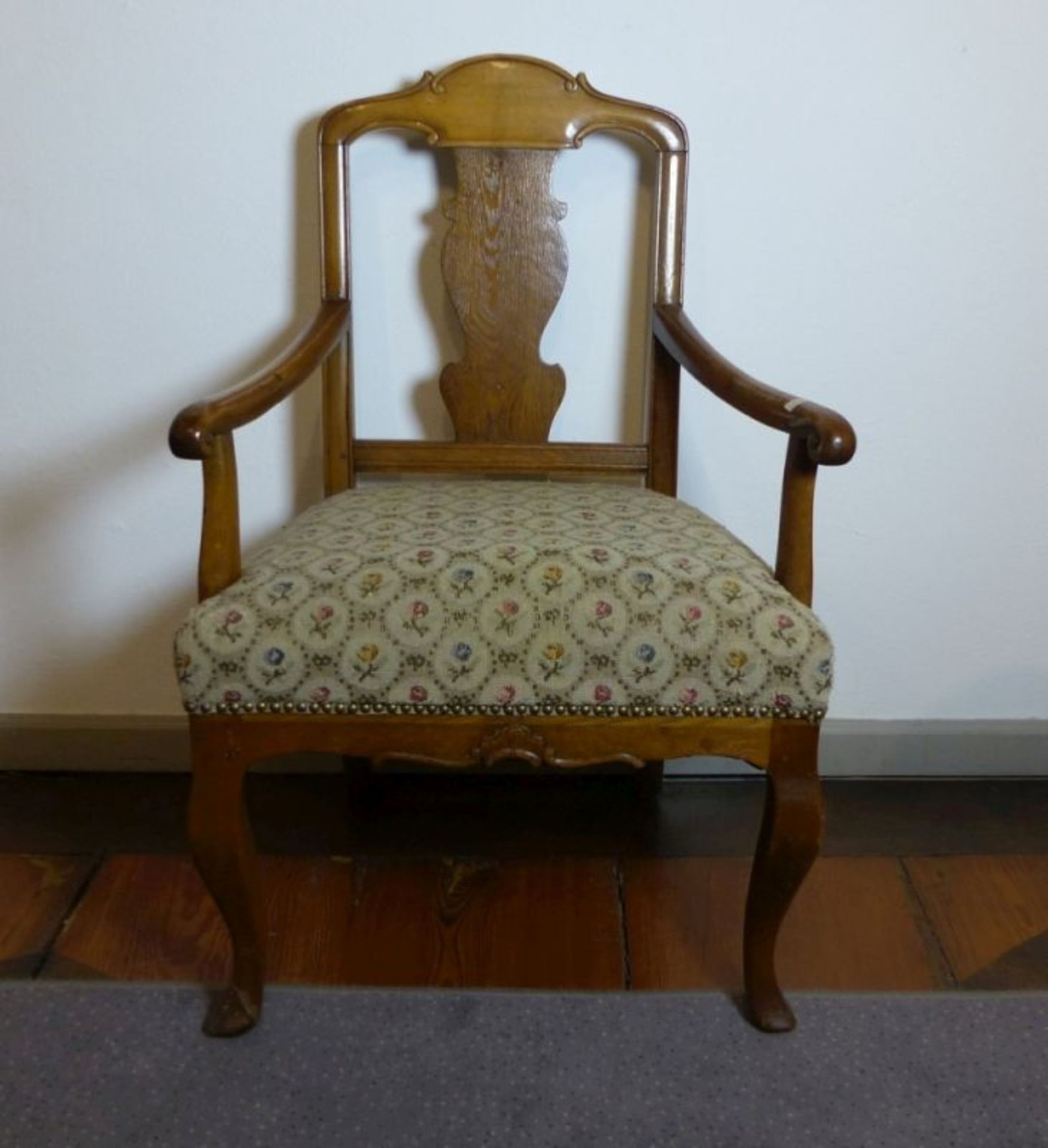 ArmlehnstuhlM. 18. Jh.Geschweifte Vorderbeine, Zarge mit geschnitzter Rocaille, Sitzfläche - Image 2 of 2