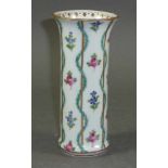 Kleine Vase20. Jh.Schlanke, zylindrische Form mit leicht ausbiegendem Rand; farbig gemalter Dekor