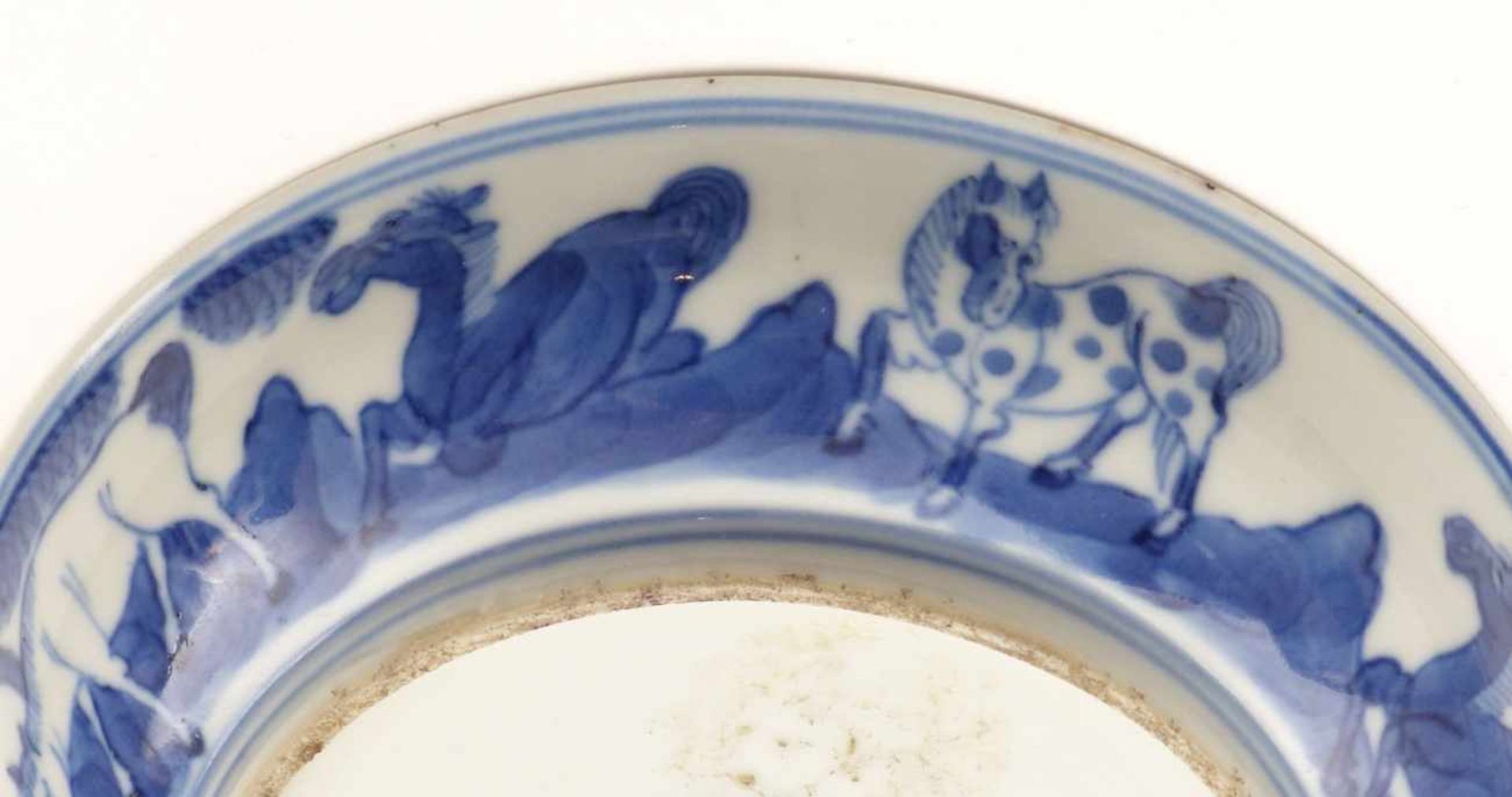 Kleine Schale mit Pferdemotiven20. Jh. oder früher, im Stil der Ming-DynastieRunde Form, im - Image 4 of 4