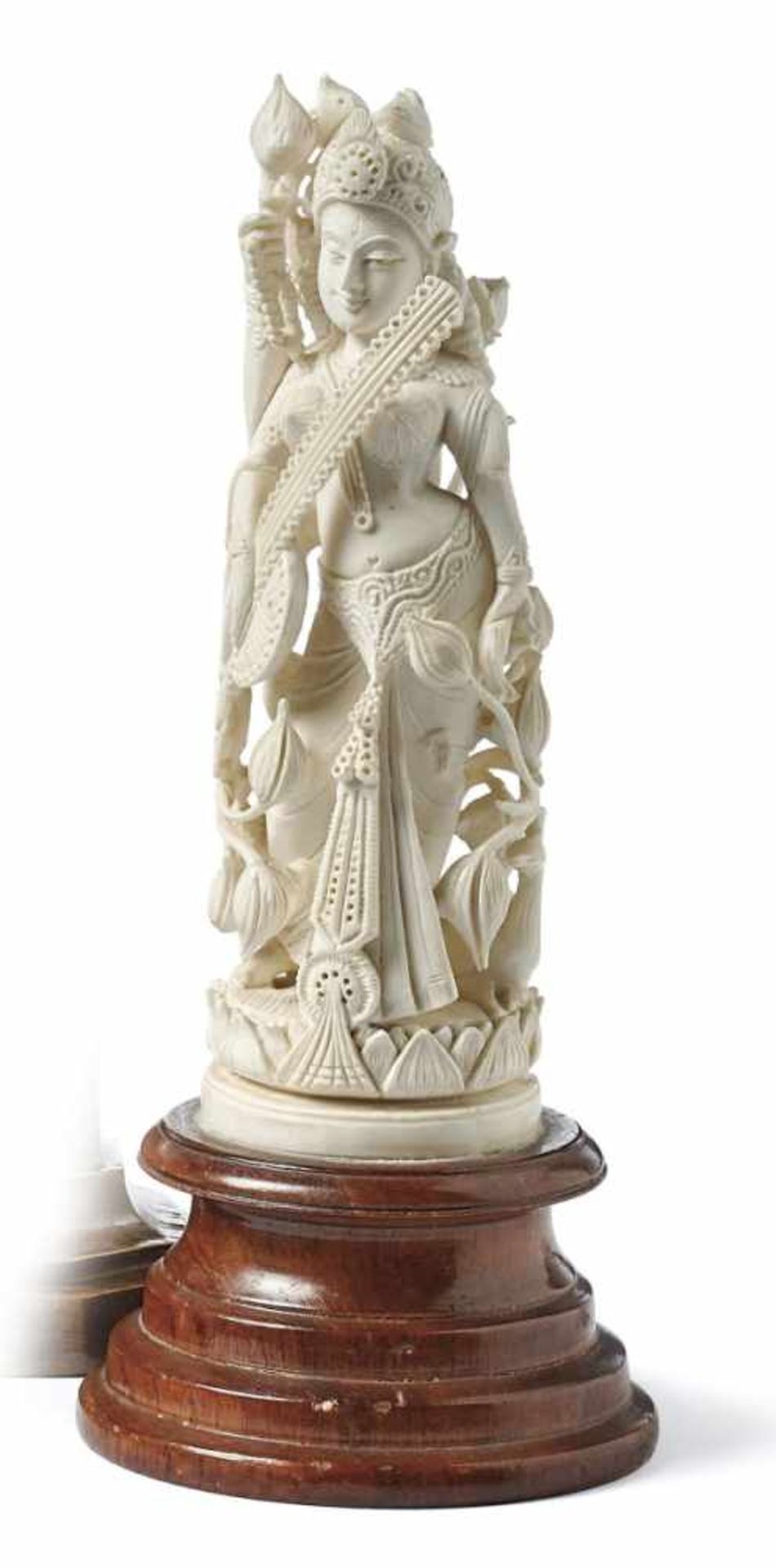 Figur der SarasvatiIndien, 20. Jh.Standfigur der Göttin der Weisheit und Gelehrsamkeit mit ihren