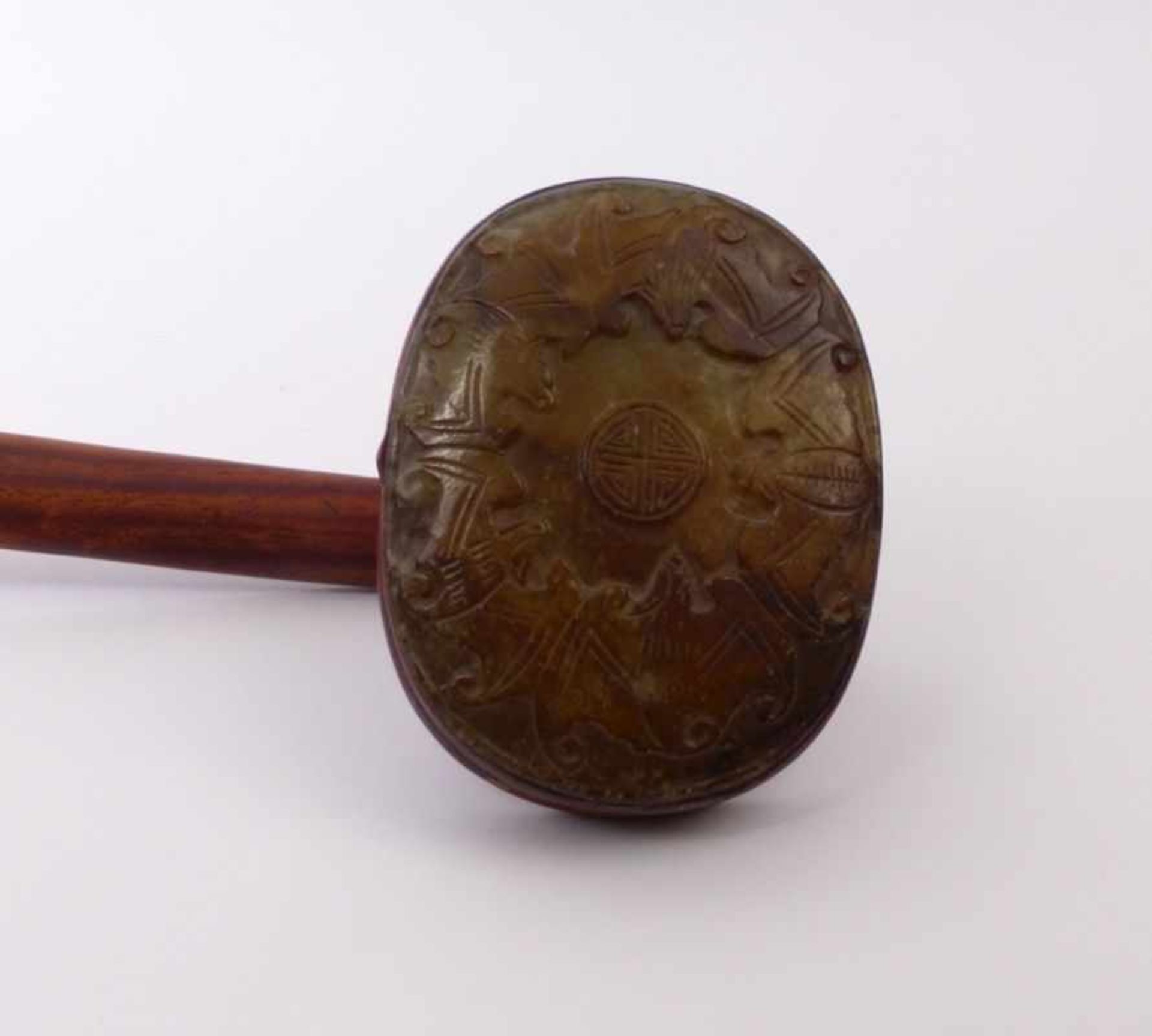 Ruyi-ZepterChinaIn Form eines Lingzhi-Pilzes an leicht geschwungenem Stiel aus Holz; Oberseite mit - Bild 3 aus 5