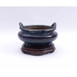 "Tenmoku"-Weihrauchbrenner auf HolzsockelChinaGedrückt bauchige, runde Form auf drei Füßen mit