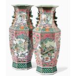 Paar "Famille rose"-BodenvasenChina, Qing-Dynastie, 19. Jh.Sechskantige Form mit hohler Fußzone