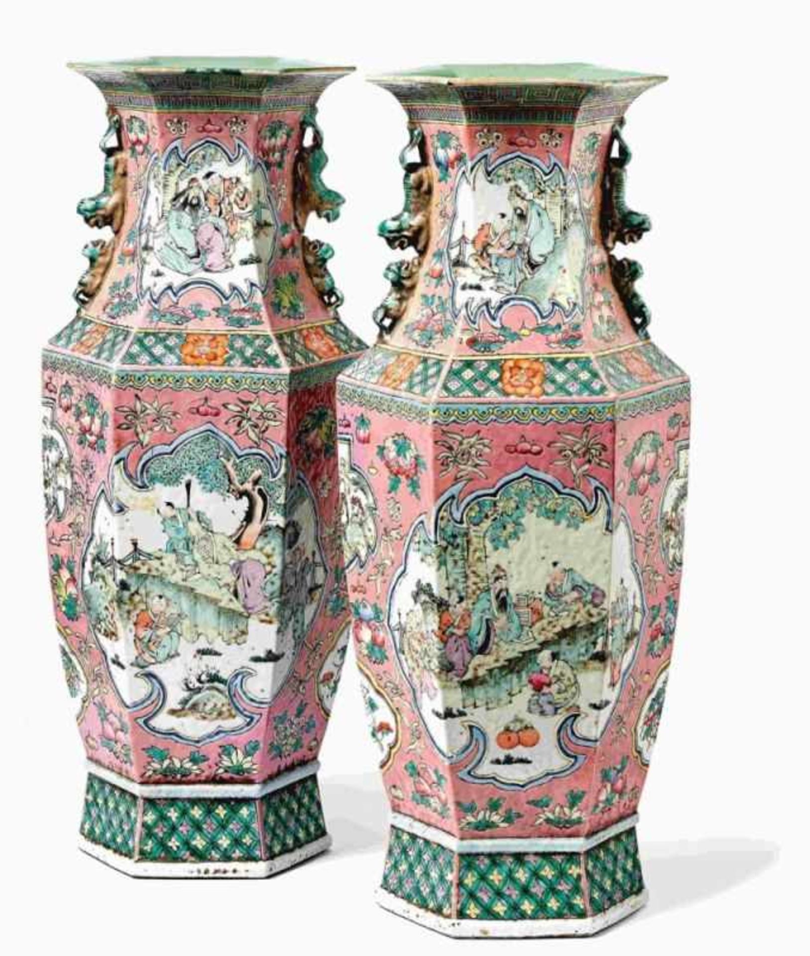 Paar "Famille rose"-BodenvasenChina, Qing-Dynastie, 19. Jh.Sechskantige Form mit hohler Fußzone