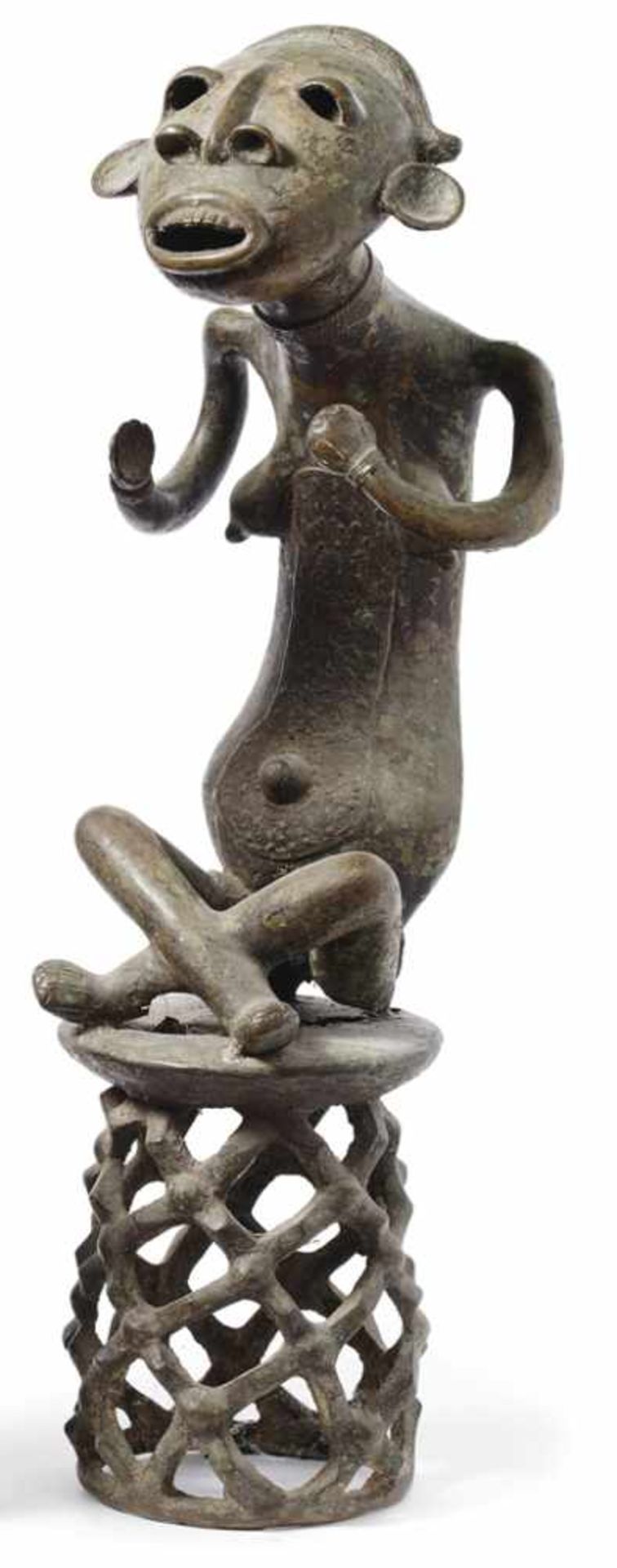 Figur der BeninNigeria, um 1920 oder früherSitzfiguren auf Hocker. Bronze. H. 76 cm. - Provenienz: