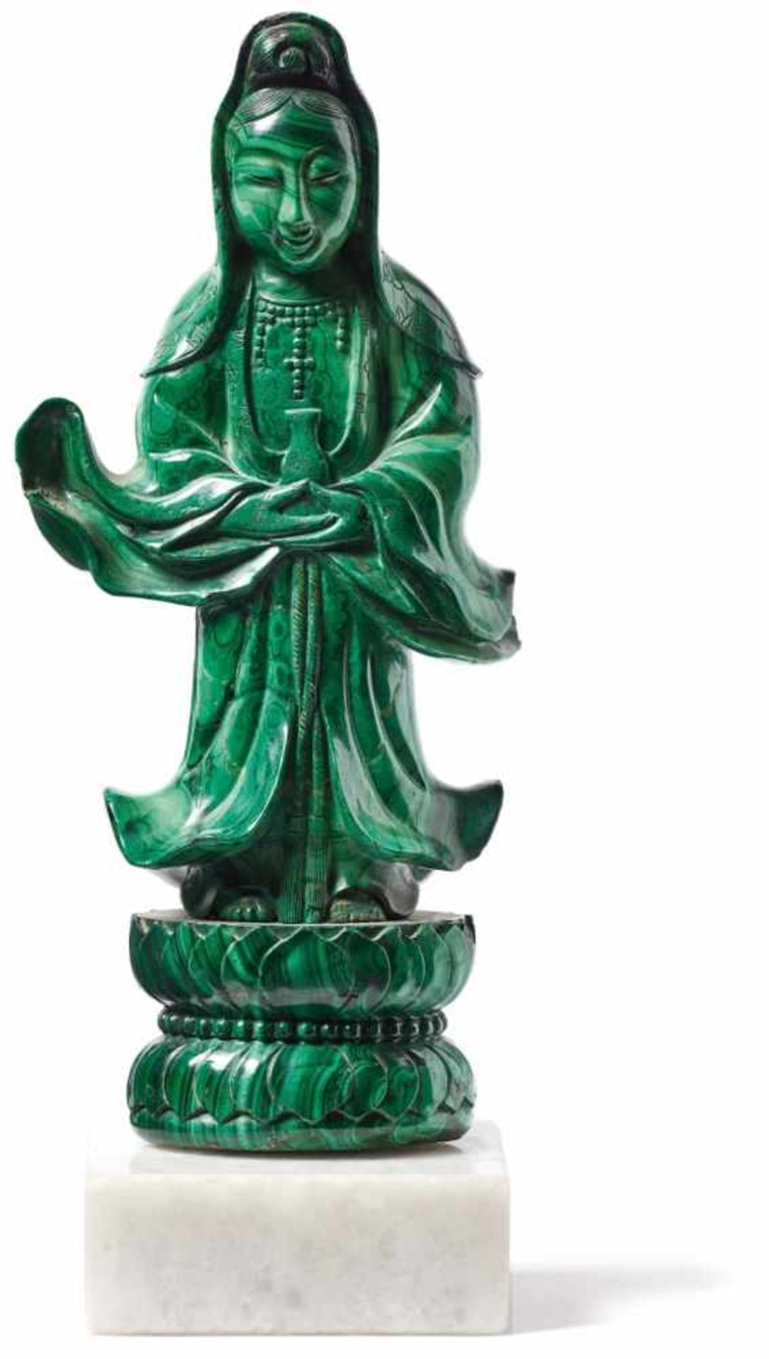 Standfigur der GuanyinChina, Qing-Dynastie, um 1800Auf doppeltem Lotossockel in bewegtem Gewand