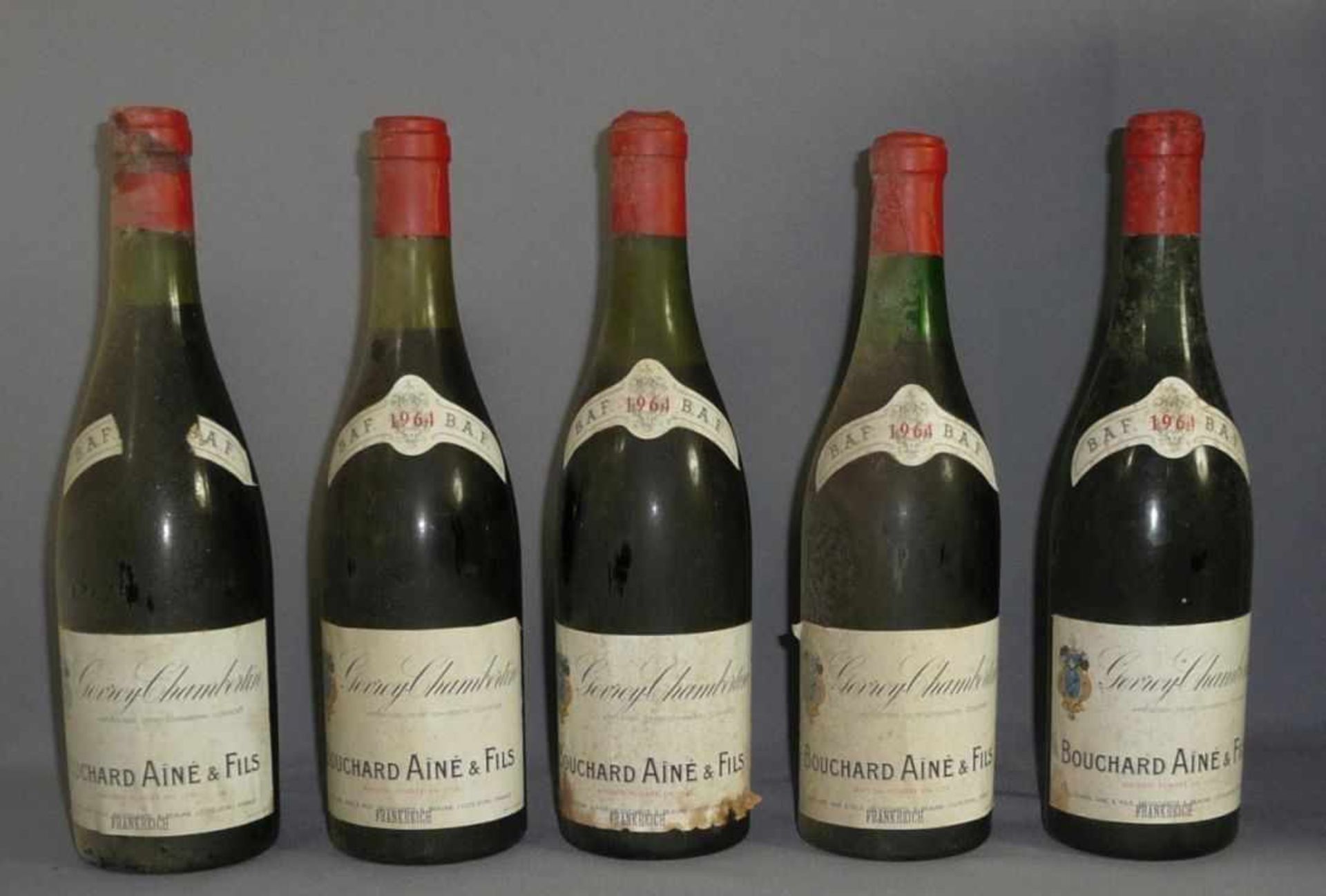 Bouchard Aîné & FilsBurgundFünf Flaschen Gevrey-Chambertin von 1964, rote Kapseln. - Stark - Image 2 of 3