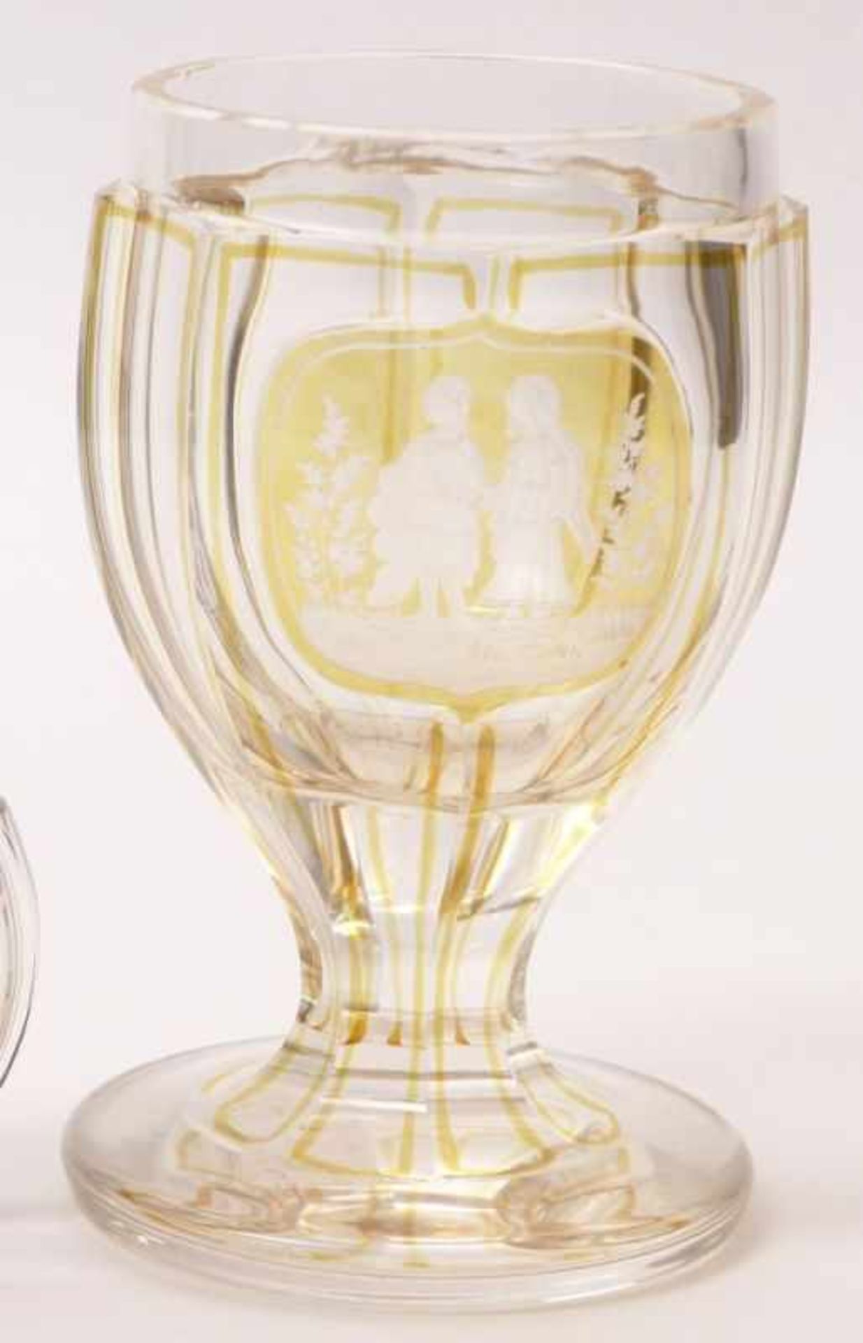 Zwei Gläser mit figürlichen DarstellungenBöhmen, M. 19. Jh.1) Fußbecher mit facettierter Wandung, im - Bild 3 aus 3