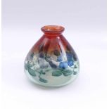 Vase20. Jh.Bauchiger Korpus mit ausschwingender Mündungsöffnung. Grünes und rotes Glas