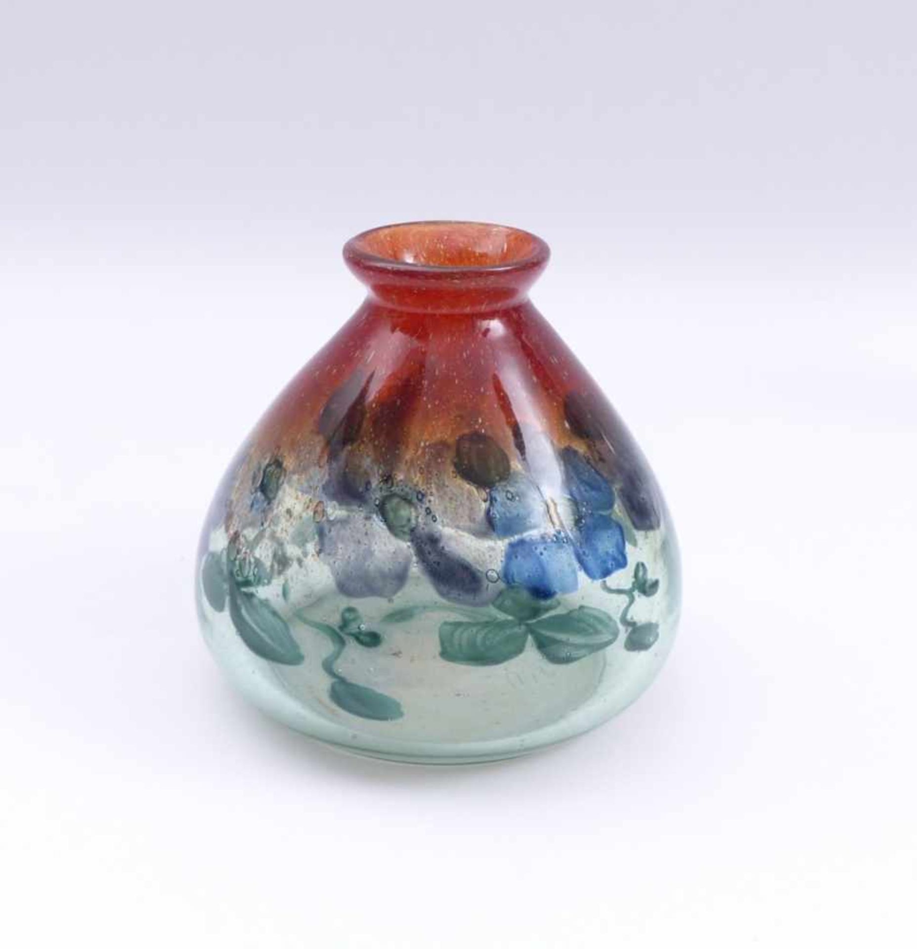 Vase20. Jh.Bauchiger Korpus mit ausschwingender Mündungsöffnung. Grünes und rotes Glas