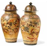 Paar Balustervasen mit DeckelWohl China, 18. Jh.Auf der Wandung großer Phönixvogel und Blütenzweige,