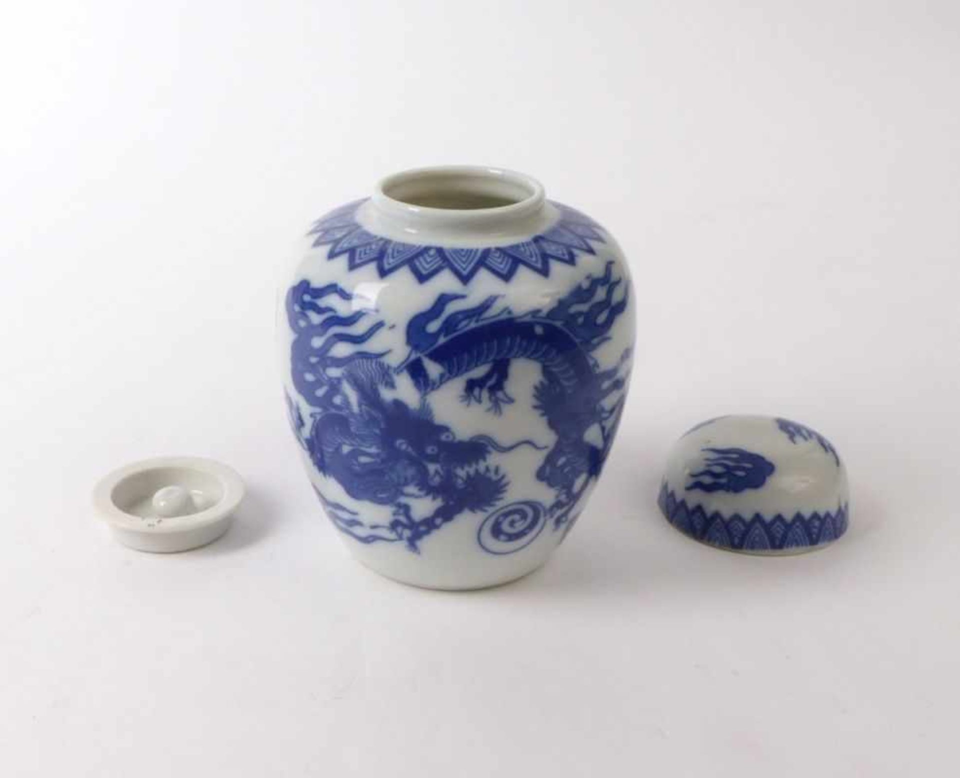 TeebüchseJapan, 1950er JahreIn Form einer Balustervase mit kleinem Einlegedeckel und Haubendeckel; - Image 2 of 3