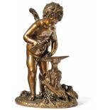 Amor als Schmied2. H. 19. Jh.Auf Natursockel stehender Putto einen Pfeil schmiedend. Bronze,