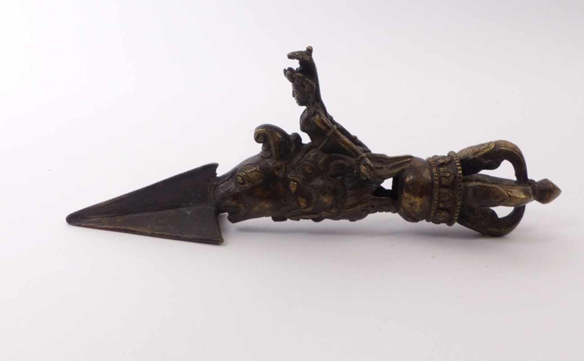 Ritualdolch (Phurba oder Kila)TibetDreiseitig geschmiedete Klinge, als Schaft vollplastische Figur - Bild 2 aus 3