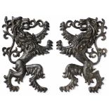 Paar Löwen als Wandappliken19. Jh.Plastisch reliefierte, gegenständig stehende Löwenfiguren, Schwanz