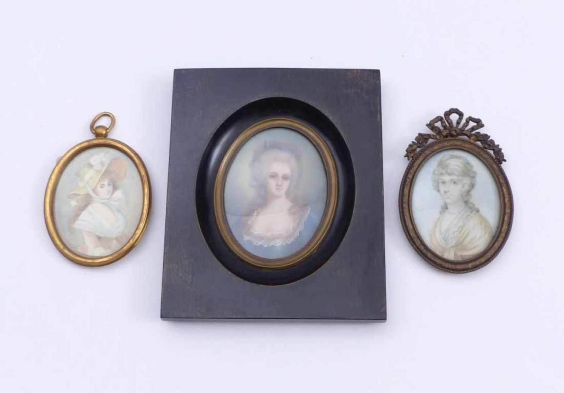 Drei MiniaturbildnisseE. 19. Jh.Ovaler Bildausschnitt mit Damenportrait. Aquarell/Elfenbein. Eine