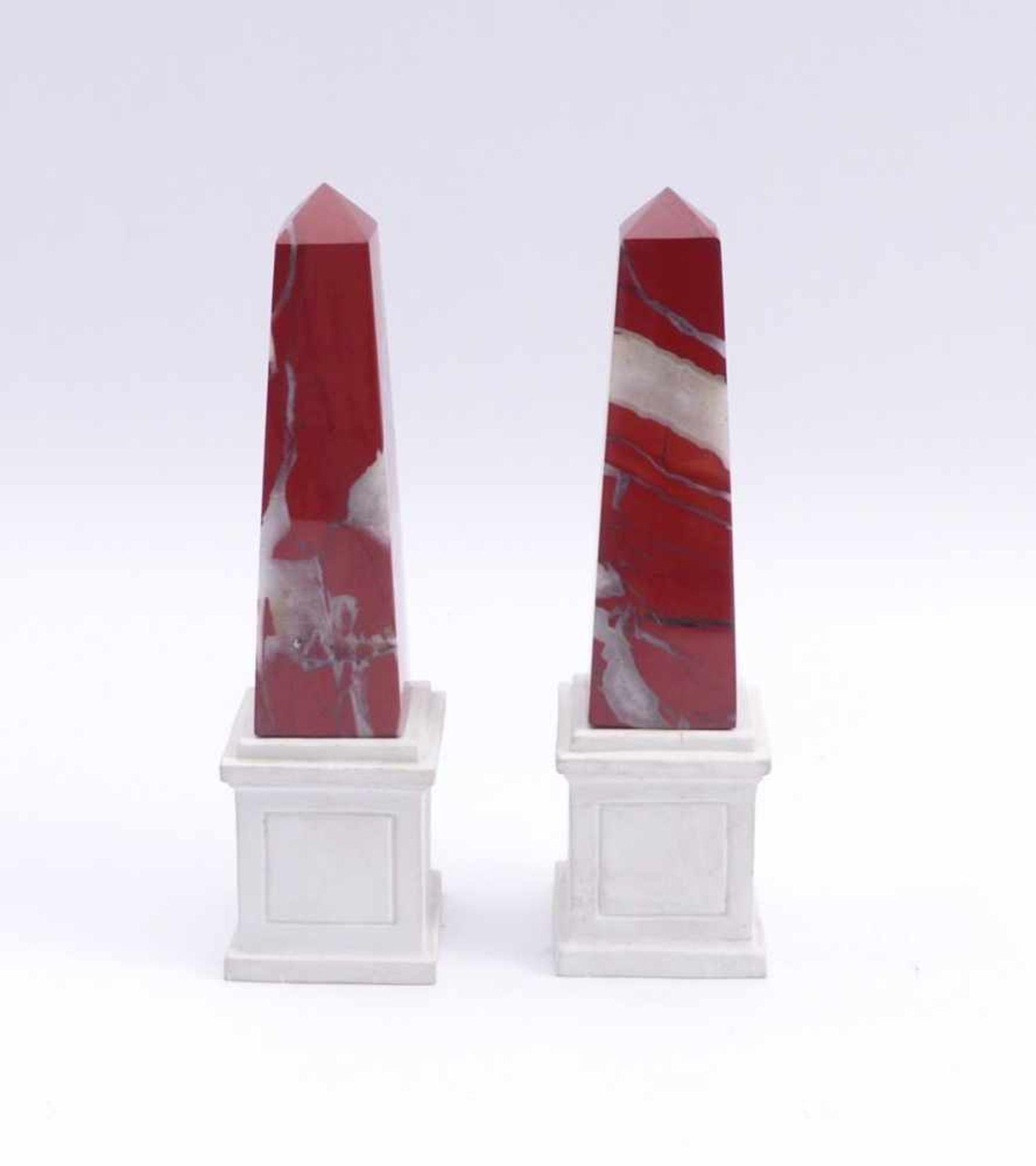 Kleines Paar Obelisken als Tischschmuck19. Jh.Auf profiliertem Biscuitporzellan-Postament