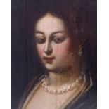 Bildnis einer Frau mit PerlenketteItalien, 17. Jh.Öl/Holz. 38,2 x 31 cm. - Altersschäden,