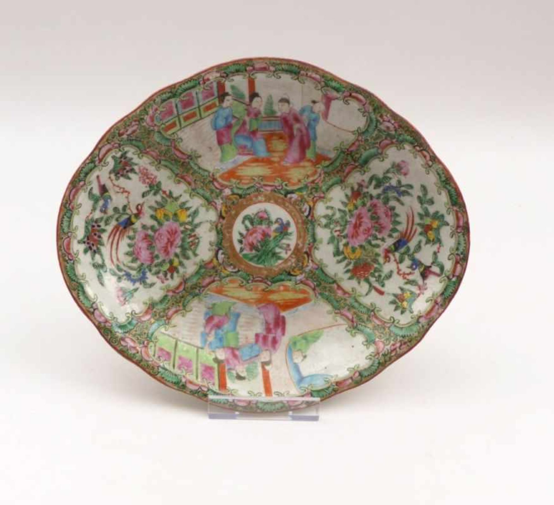 Kanton-Schale mit "Famille rose"-DekorChina, Qing-Dynastie, spätes 19. Jh.Ovale, passig