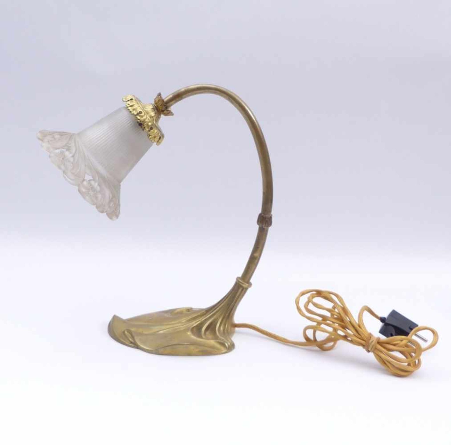 TischlampeBöhmen, A. 20. Jh.Ornamental geschweifter Fuß mit gebogtem Arm, der Schirm gerillt und - Bild 2 aus 3