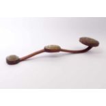 Ruyi-ZepterChinaIn Form eines Lingzhi-Pilzes an leicht geschwungenem Stiel aus Holz; Oberseite mit