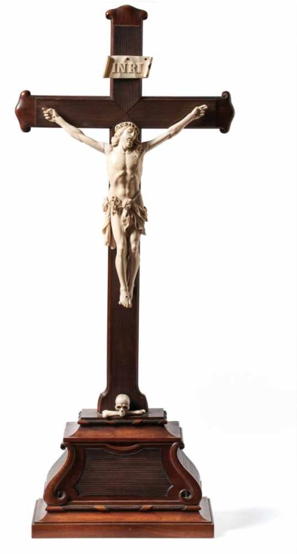 Standkruzifix19. Jh.Auf rechteckigem, profiliertem Sockel mit Volutenzier stehendes Kreuz mit