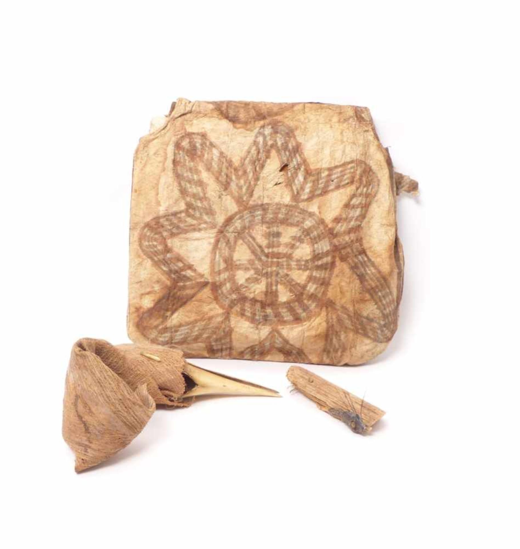 Tasche mit TrommelPapua-Neuguinea, Hochland, Kuku-StammCa. 100 Jahre alt. Naturfaser mit Naturfarben