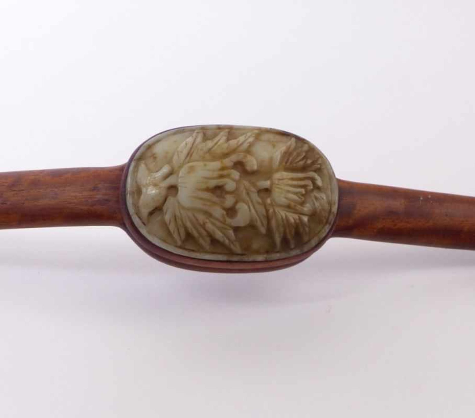 Ruyi-ZepterChinaIn Form eines Lingzhi-Pilzes an leicht geschwungenem Stiel aus Holz; Oberseite mit - Bild 4 aus 5