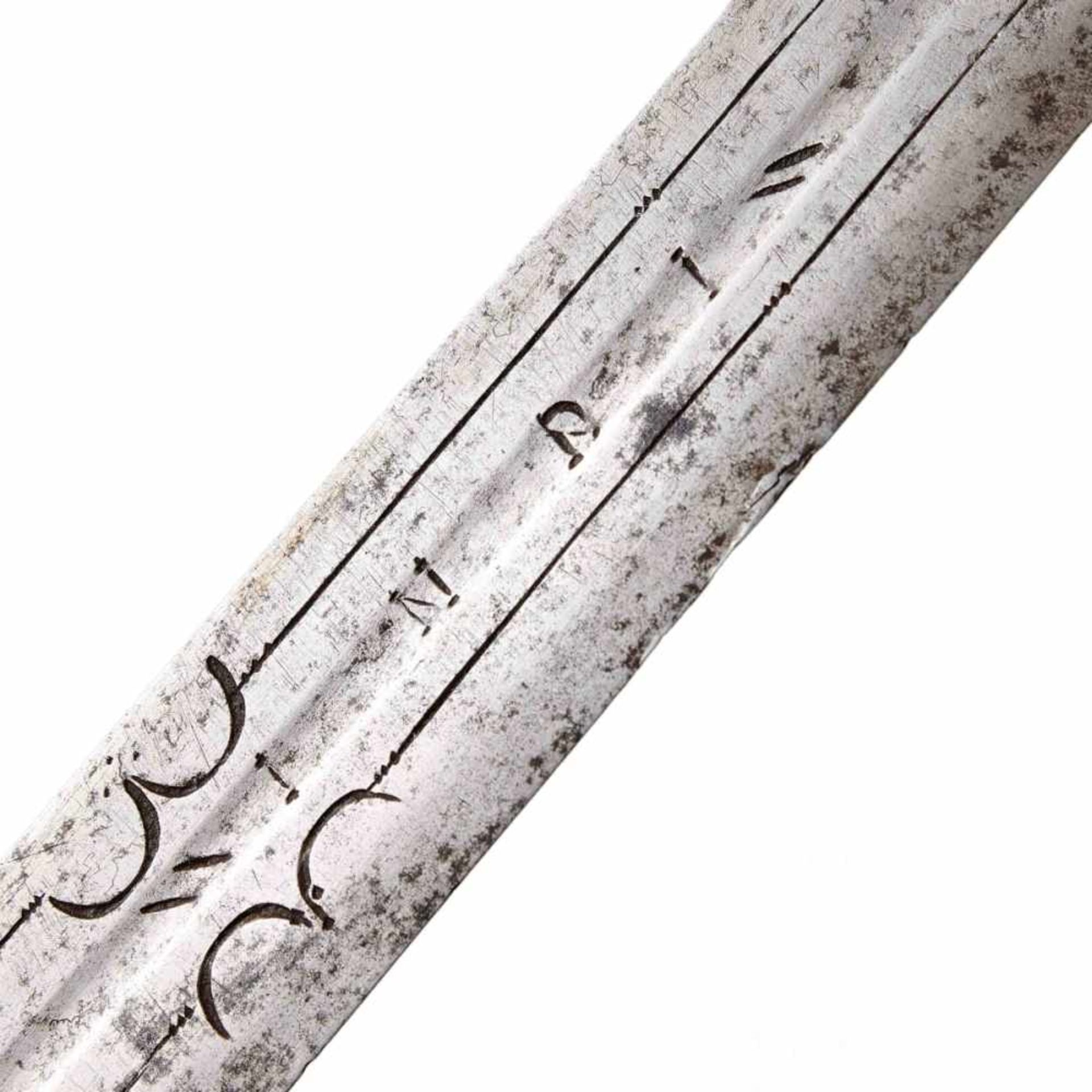 Südtiroler KorbschwertUm 1560/70Zweischneidige, gekehlte Rückenklinge, eisernes Korbgefäß, - Bild 3 aus 3