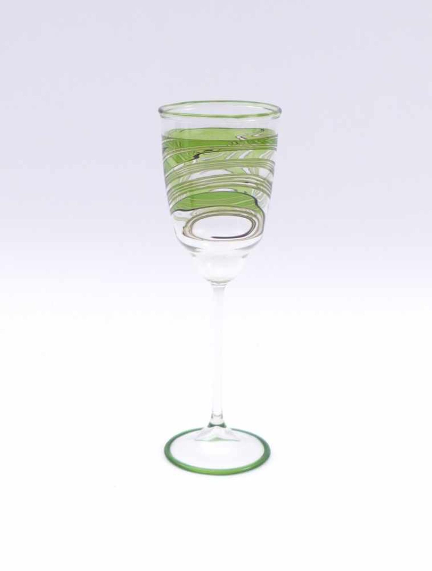 Trinkglas20. Jh.Gewölbter Scheibenfuß mit schlankem Schaft, kelchförmige Kuppa. Farbloses Glas