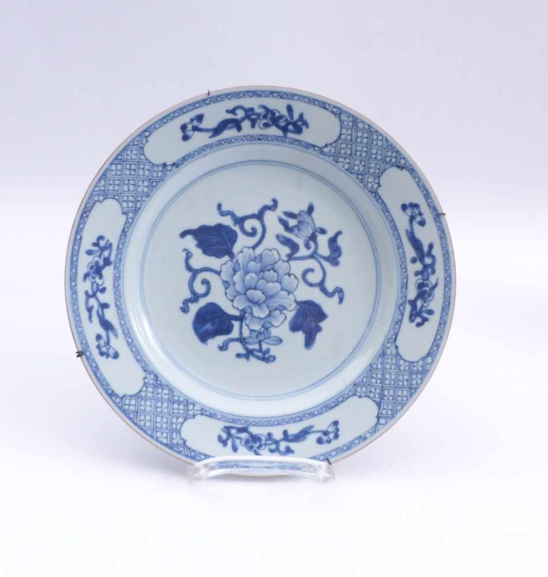 Teller mit PäonienblüteChina, Qing-Dynastie, 18./19. Jh.Runde, glatte Form; im Spiegel große