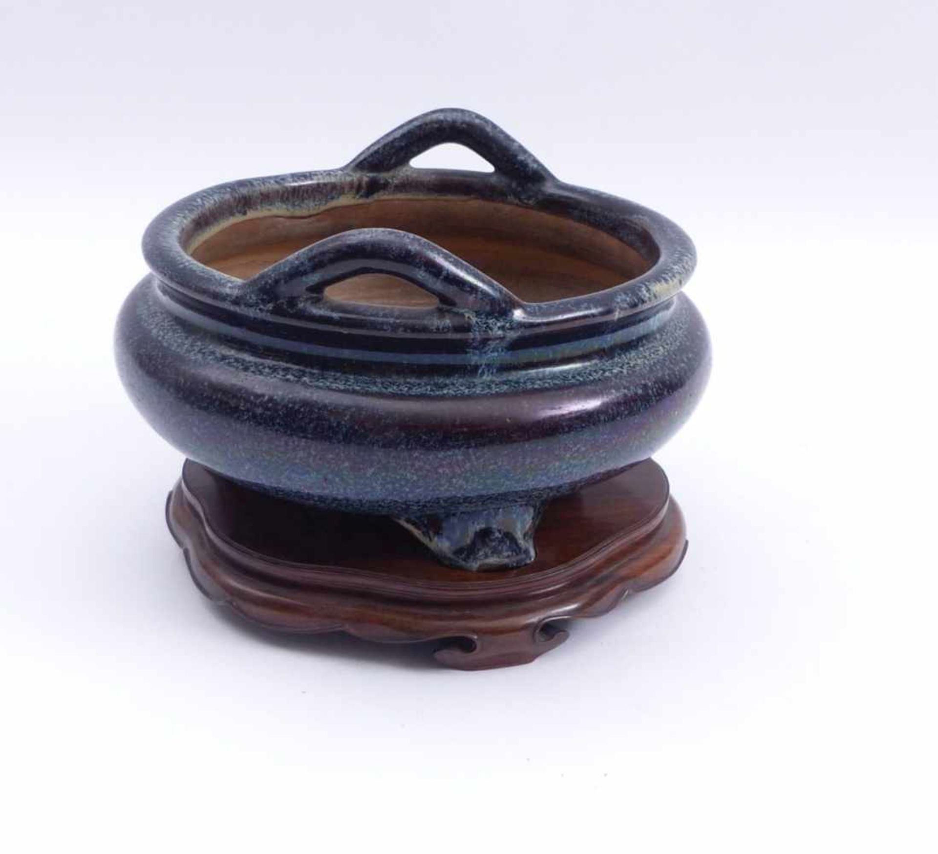 "Tenmoku"-Weihrauchbrenner auf HolzsockelChinaGedrückt bauchige, runde Form auf drei Füßen mit - Bild 3 aus 3