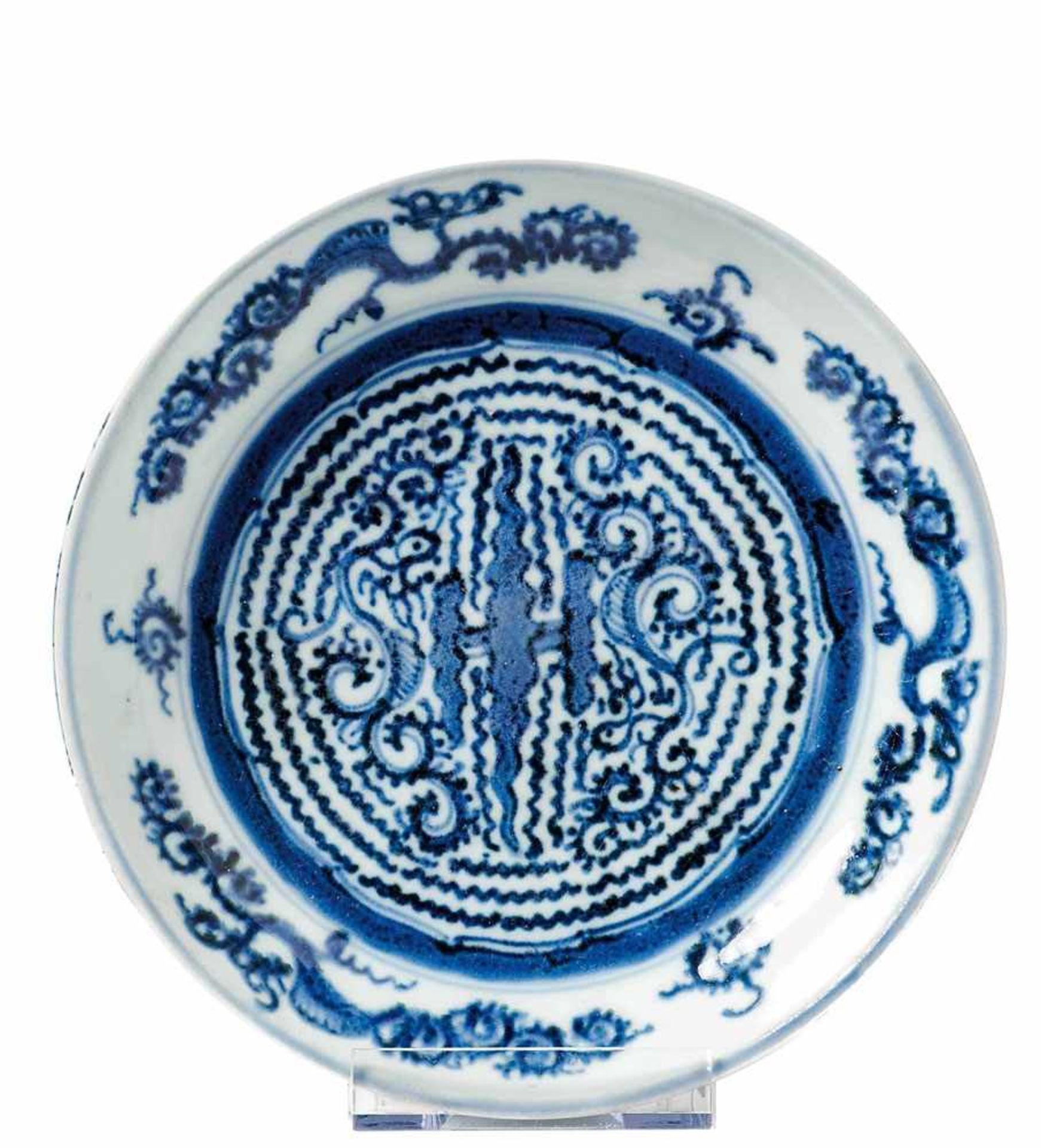 Kleiner Blau-weiß-TellerChina, Ming-Dynastie, wohl 2. H. 15. Jh.Coupeform mit stilisiertem Symbol