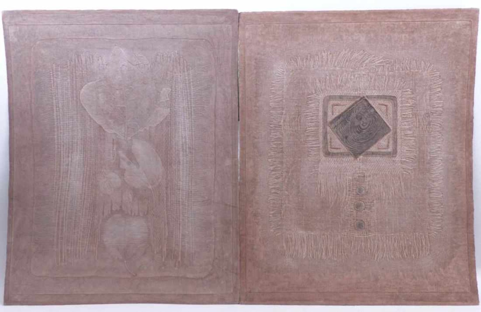 Zwei PrägedruckeJapan, 20. Jh.Textilien imitierend. Prägedruck auf braunem Papier. Rechts unten