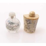 Zwei Snuff-BottlesChina, 19./20. Jh.Eine Plattflasche aus farblosem Glas mit Innenmalerei:
