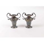 Zwei Miniatur-VasenFrankreich, 1732-38Balusterform mit zwei geschwungenen Henkeln; flächendeckend
