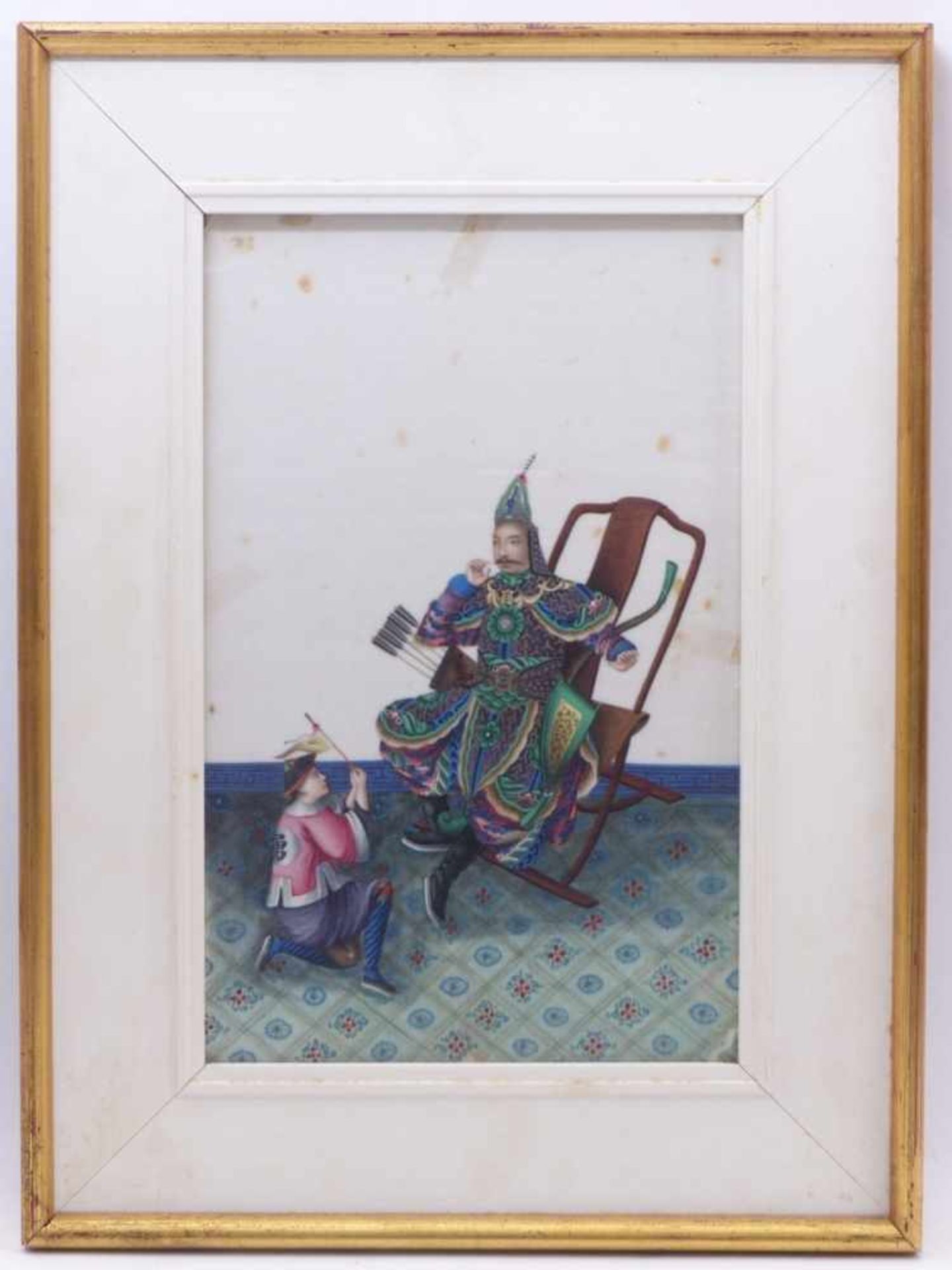 Höfisches Interieur mit auf einem Stuhl sitzenden KriegerChina, Qing-Dynastie - 19. Jh.Gouache/ - Bild 2 aus 2