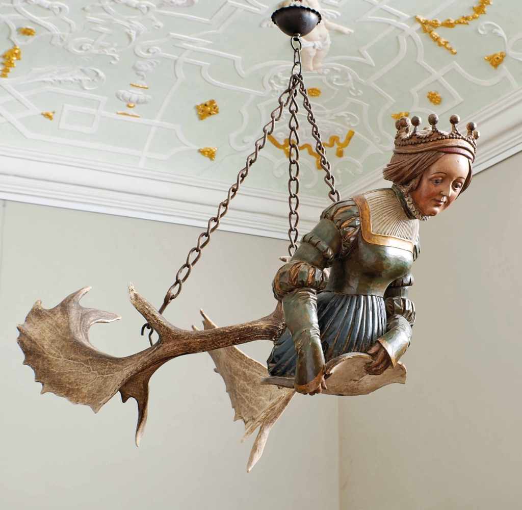 Lüsterweibchen im gotischen StilSüddeutschland, 19. Jh.An Kettenaufhängung bekrönte Frauenfigur in