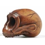 Netsuke eines TotenkopfsJapan, Meiji-Periode, 1868-1912Holz, realistisch geschnitzt. H. 3,6 cm.