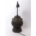 Als Lampenfuß adaptierte Bronzevase im archaischen StilChinaBauchige Form über rundem, getrepptem,