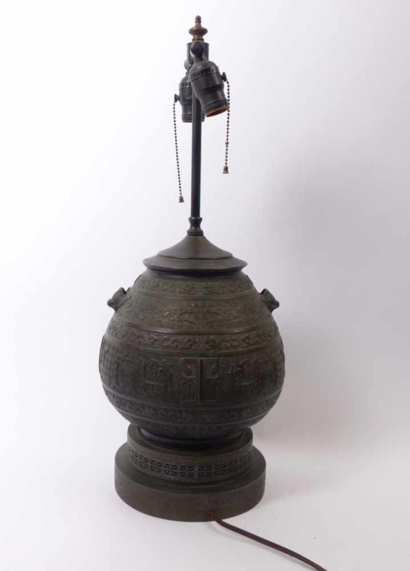 Als Lampenfuß adaptierte Bronzevase im archaischen StilChinaBauchige Form über rundem, getrepptem,