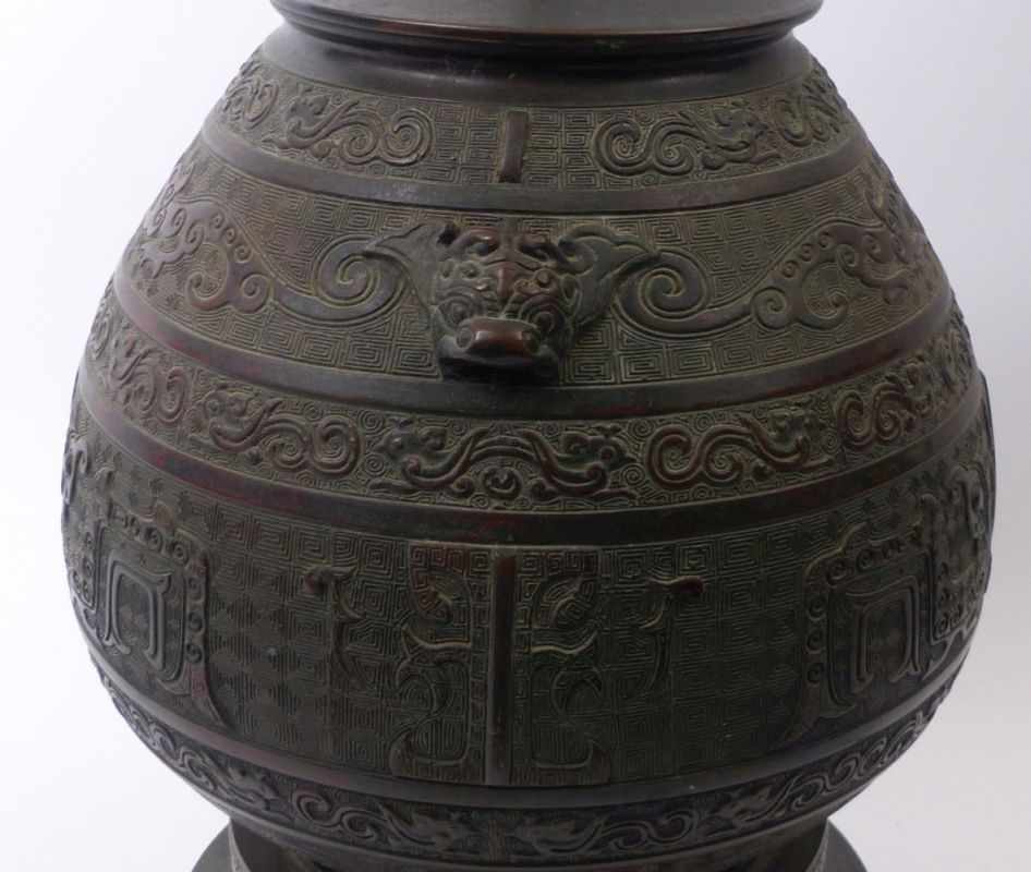 Als Lampenfuß adaptierte Bronzevase im archaischen StilChinaBauchige Form über rundem, getrepptem, - Image 3 of 3