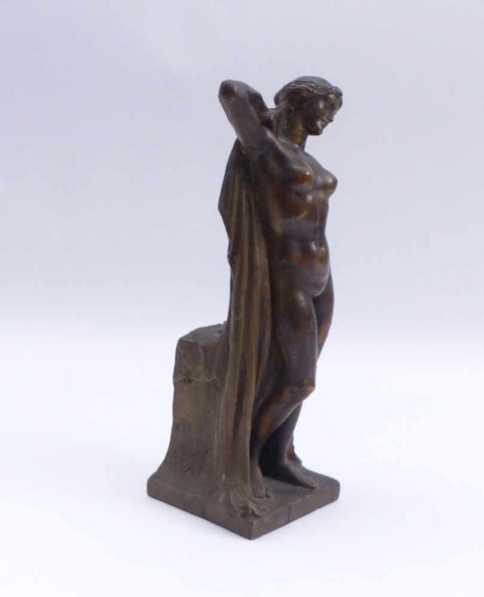 Tamburlini, AchilleAphrodite(1873 geb.) Auf Plinthe stehender weiblicher Akt mit Mantel. Bronze, - Image 2 of 2